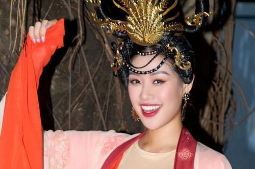 Hoa hậu Khánh Vân hóa Hằng Nga chơi đùa cùng các em nhỏ