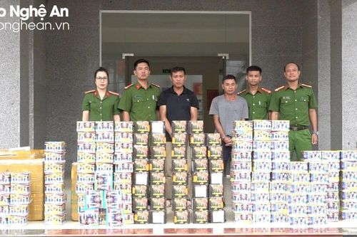 420 kg pháo nổ ghi địa chỉ nơi nhận là phòng khám để 'qua mặt' lực lượng chức năng