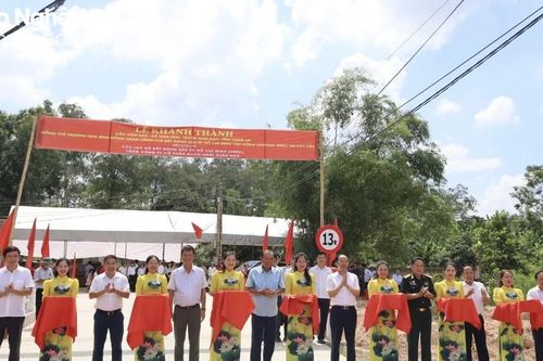 Nguyên Phó Thủ tướng Thường trực Chính phủ Trương Hòa Bình dự Lễ Khánh thành cầu dân sinh ở huyện Nam Đàn