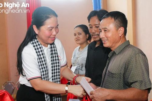 Đảng ủy Khối Các cơ quan Trung ương tại TP. Hồ Chí Minh trao nhiều phần quà cho người nghèo, học sinh tại huyện Tương Dương