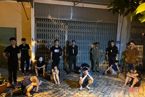 Phát hiện 8 đối tượng trên 'xế hộp, biển sang' dương tính với ma túy