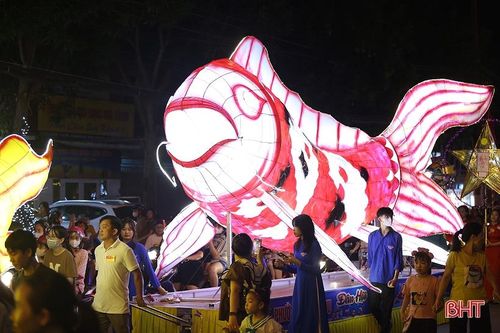 Tưng bừng lễ hội 'Thành Sen rước đèn Trung thu'