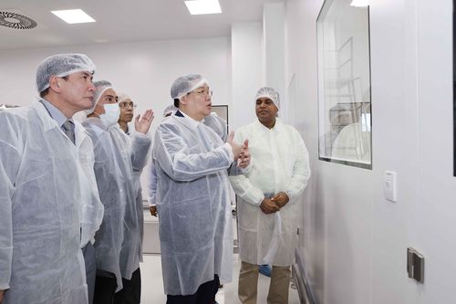 Chủ tịch Quốc hội Vương Đình Huệ thăm Công ty Dược phẩm Beximco