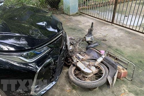Bình Dương: Nữ tài xế ôtô đâm người điều khiển xe máy rồi bỏ chạy