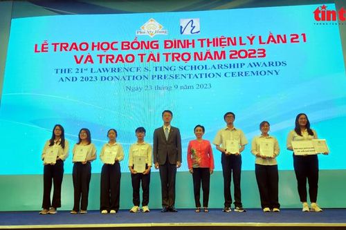 Trao học bổng cho học sinh, sinh viên nghèo