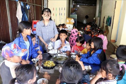 Kon Tum: Bữa cơm yêu thương 'nâng bước' học sinh đến trường