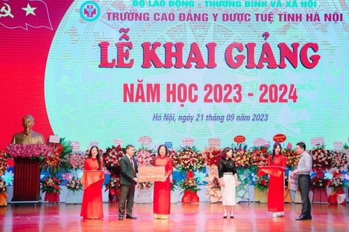 Trường Cao đẳng Y Dược Tuệ Tĩnh Hà Nội khai giảng năm học mới