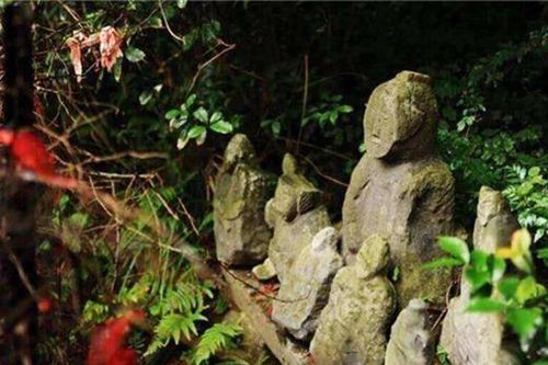 Hàng ngàn bức tượng bí ẩn xuất hiện trên ngọn núi, được xem là 'người lính cõi âm'