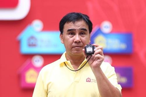 MC Quyền Linh: 'Ba giờ đêm tôi phải dậy xay bột, đổ bánh để sáng sớm mang ra chợ bán'