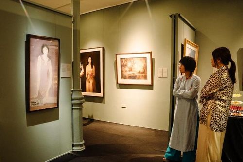 'Phụ nữ đọc sách' qua ngôn ngữ của hội họa Việt