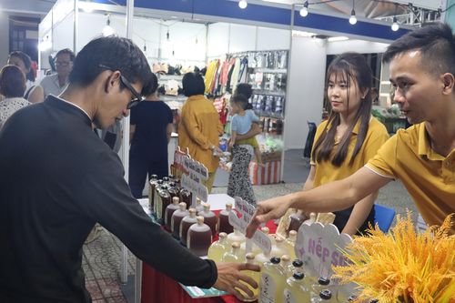 Phiên chợ hàng Việt 2023 về xã Hòa Ninh