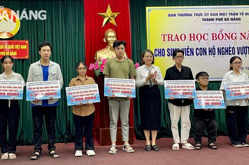 Trao học bổng cho 59 sinh viên nghèo vượt khó học khá, giỏi