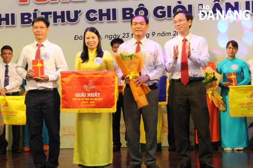 Trao giải Hội thi bí thư chi bộ giỏi lần thứ 2
