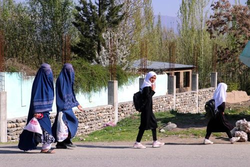 Tương lai mờ mịt với phụ nữ và trẻ em gái Afghanistan