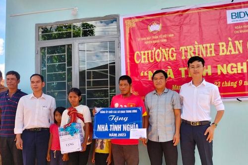 Mang Yang: Bàn giao 5 nhà tình nghĩa cho hộ nghèo