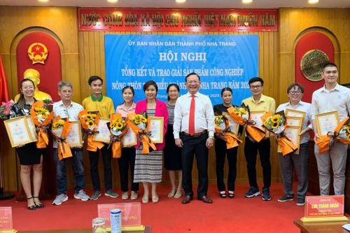 UBND TP. Nha Trang: Trao chứng nhận cho 15 sản phẩm, bộ sản phẩm công nghiệp nông thôn tiêu biểu