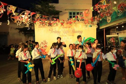 Gần 200 em tham gia chương trình Trăng yêu thương tại Bảo tàng tỉnh Khánh Hòa