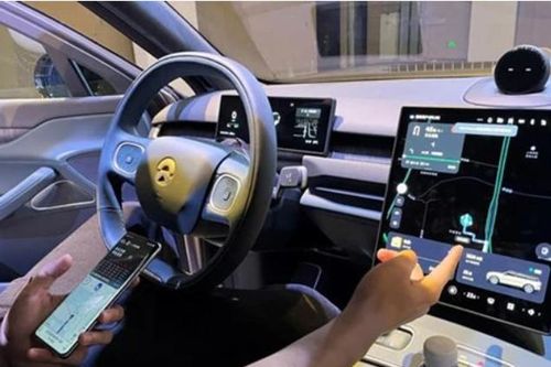 Trung Quốc ra mắt điện thoại thông minh sử dụng kết hợp với xe điện