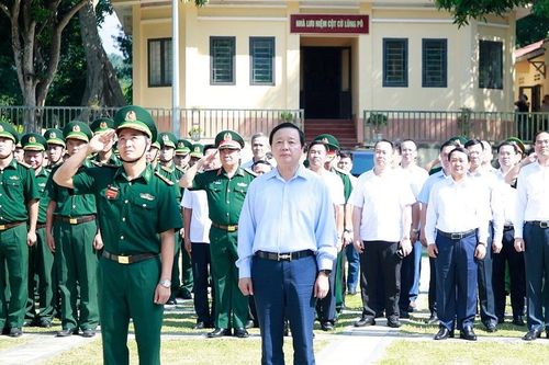 Phó Thủ tướng Chính phủ Trần Hồng Hà dự Lễ chào cờ tại Cột cờ Lũng Pô