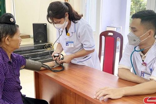 Khám sàng lọc, cấp phát thuốc cho người cao tuổi tại xã Chiềng San