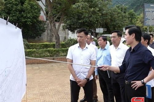 Đồng chí Chủ tịch UBND tỉnh kiểm tra hệ thống thoát nước tại huyện Quỳnh Nhai