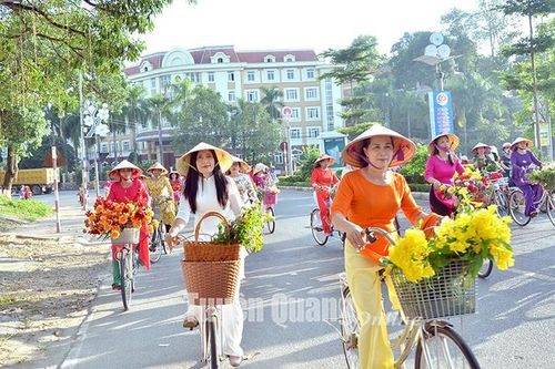 Gần 200 phụ nữ tham gia chương trình Áo dài đường phố
