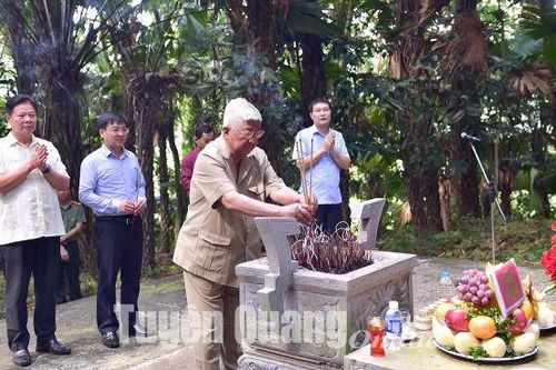 Đồng chí Phạm Thế Duyệt, nguyên Ủy viên Thường trực Bộ Chính trị, nguyên Chủ tịch Ủy ban Trung ương MTTQ Việt Nam dâng hương tại Khu di tích lịch sử Quốc gia đặc biệt Kim Bình