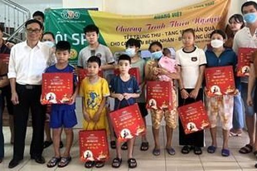 100 suất quà Trung thu cho bệnh nhi tại Bệnh viện Trung ương Huế