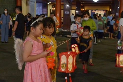 Gần 2.000 em thiếu nhi vui chơi trong 'Đêm hội trăng rằm' tại Việt Nam Quốc Tự