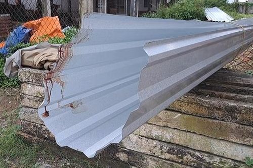 Va vào cuộn tôn, bé trai 9 tuổi tử vong thương tâm