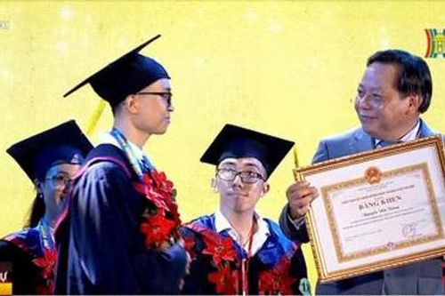 Tuyên dương các Thủ khoa xuất sắc vào dịp 10/10