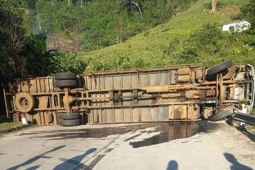 Xe tải lật chắn ngang đường, 3 người thương vong, ùn tắc kéo dài
