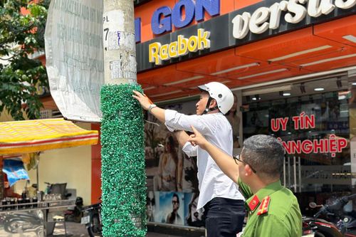 Phạt chủ nhà trọ dán quảng cáo lên những cột điện quấn thảm cỏ nhựa ở TP.HCM