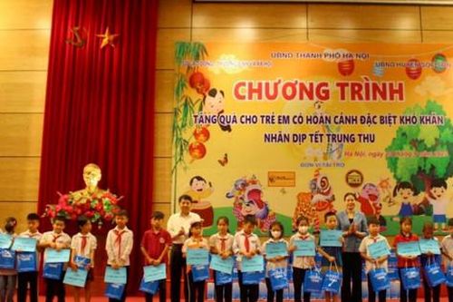 Tặng 130 suất quà cho trẻ em có hoàn cảnh đặc biệt khó khăn tại Sóc Sơn