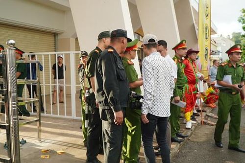 Nhiều du khách không vào được lễ hội Chọi trâu Đồ Sơn vì mua phải vé không gắn mã QR