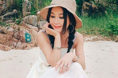 Ôn Bích Hà chuộng tết tóc 'hack tuổi'