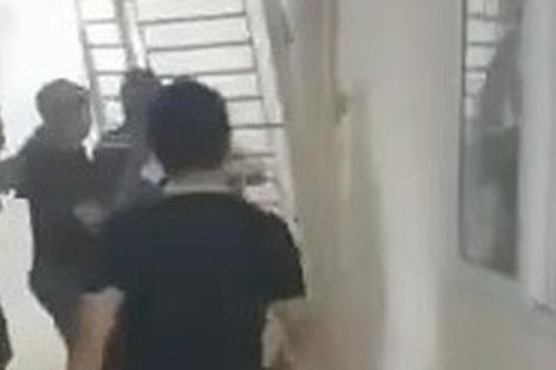 Người dân tá hỏa khi khói nghi ngút bốc ra từ căn chung cư