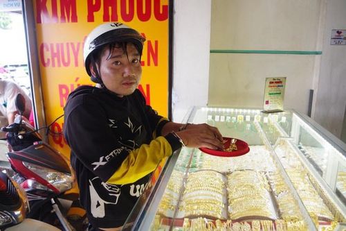 Nam thanh niên giả vờ mua vàng rồi cướp bị người dân bắt gọn