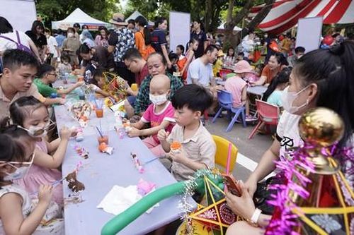 Những bệnh nhi tay luồn kim truyền, mái tóc đã rụng hồn nhiên vui cười trong ngày hội Tết Trung thu