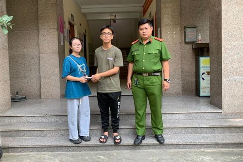 Công an phường Cống Vị trao trả ví tiền và giấy tờ cho người đánh rơi