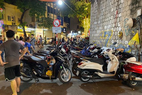 Cần kiểm soát chặt tình trạng trông xe tự phát quanh chợ Trung thu Hàng Mã