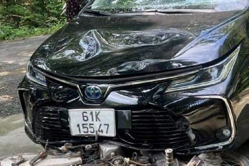 Bình Dương: Nữ tài xế lái ô tô ủi xe máy đi gần hai cây số mới dừng lại