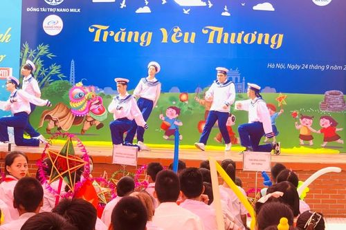 Hà Nội: Mang 'Trăng yêu thương' đến với hơn 350 trẻ em khuyết tật, mồ côi