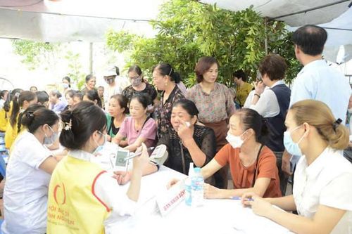 Hà Đông: Hơn 300 người hoàn cảnh khó khăn được khám, cấp phát thuốc miễn phí