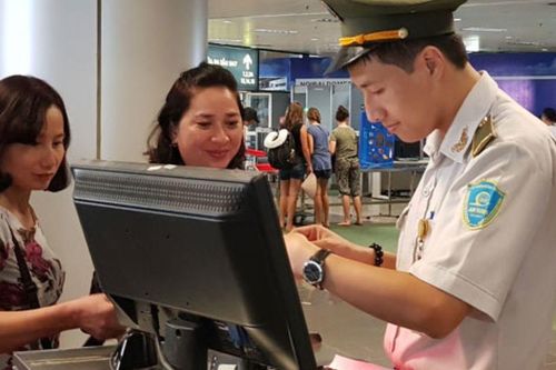 Dùng giấy tờ giả đi máy bay, nữ hành khách bị phạt nặng