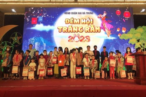 Quận Hai Bà Trưng: Tặng quà Trung thu cho hàng trăm trẻ em khó khăn