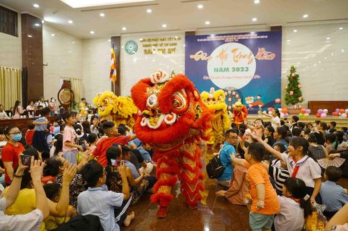 Đêm hội Trăng Rằm tại Việt Nam Quốc Tự dành cho các em nhỏ