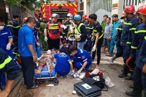 Đưa 7 người mắc kẹt trong vụ sập nhà cao tầng tại Thành phố Hồ Chí Minh ra ngoài