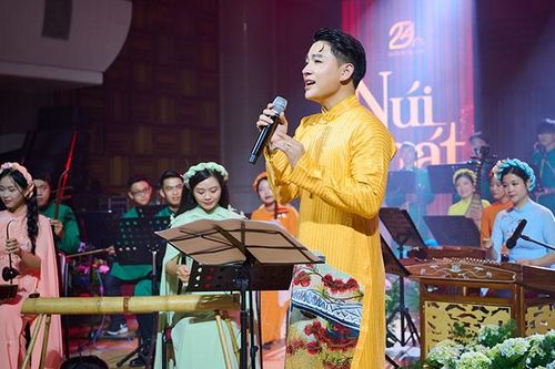 'Núi hát' – Album đầu tiên dành tặng cha mẹ của giọng ca hiếm gặp Trần Tùng Anh