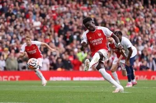 Arsenal chia điểm với Tottenham trong trận derby rực lửa